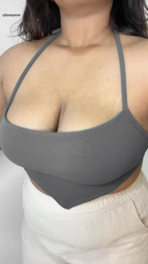 Thumbnail Enjoying the View - Cleavage Highlight | itsmezaraxx