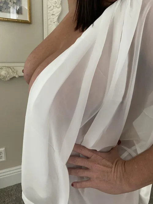 Thumbnail Seductive Dilemma: 'Should I take it all off?'