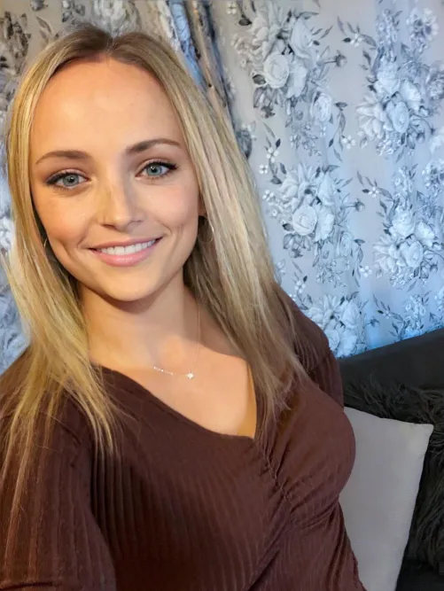 Thumbnail Petite British Hotwife: Ready to Say Hello & Goodbye - AmateurBrits