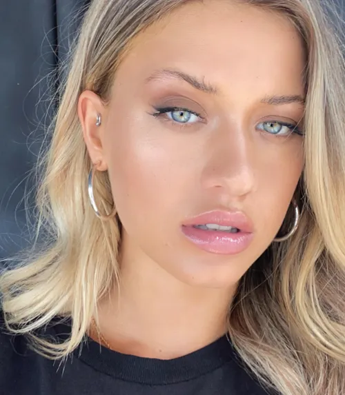 Thumbnail Cathlin Ulrichsen: Radiating Beauty and Grace
