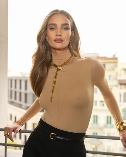 Thumbnail Rosie Huntington-Whiteley: The Essence of Modern Elegance