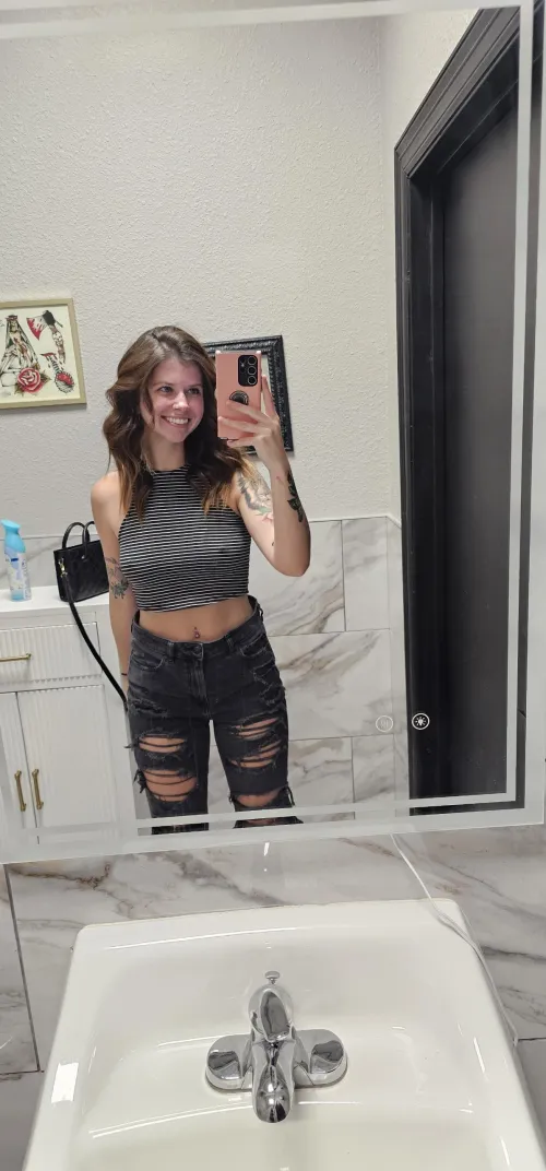 Thumbnail Young_Fun Feels Himself in Bold Mirror Selfie