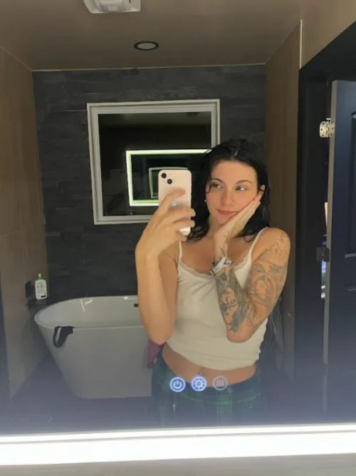 Thumbnail Rocking the Crop Top Look: xwillowrose Makes Heads Turn in this Article