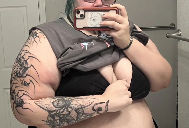 Thumbnail Tantalizing Display: Showing Off the Tatties - Lasagnyewest420690