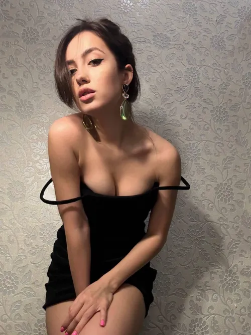 Thumbnail Sensual Intrigue: Explore Delightful Pleasures with Nayelinoon