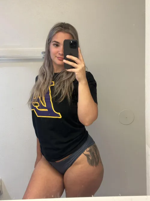 Thumbnail Lakers Enthusiasm: Journeys with yourfavemom24