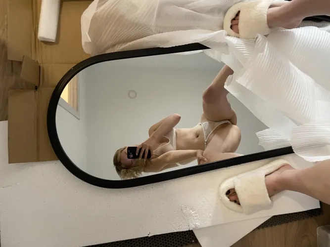 Thumbnail SurprisedBabys Snaps First Selfie with New Mirror