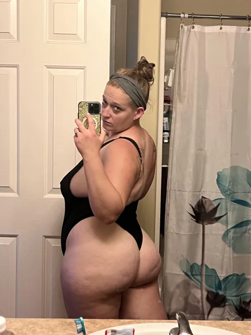 Thumbnail MILF Booty Delight: A Thick Temptation | nicolebunzzz