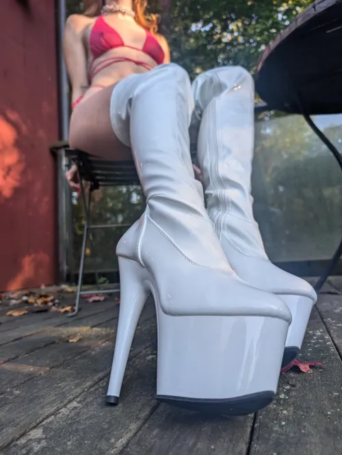 Thumbnail Shiny and Sparkling: Rhea_Pan Rocks the Look