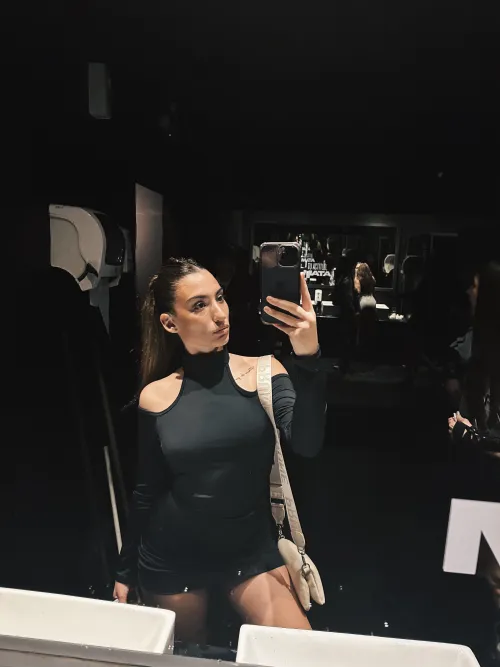 Thumbnail kaykayreese's Classy Moment: Feeling Confident in Stylish Outfit