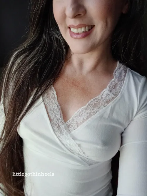 Thumbnail Embracing Braless Happiness | Author: littlegothinheels