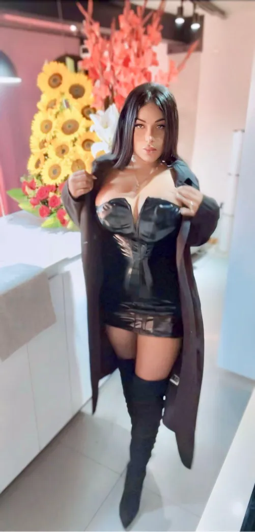 Thumbnail Irresistible Leather Outfits for LadiesInLeather Enthusiasts by kutegewajr