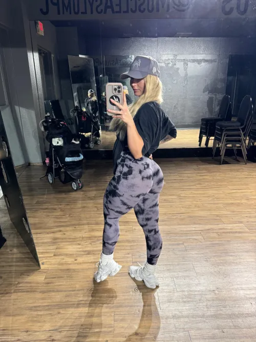 Thumbnail FitnessBarbiee Showcases Her Crazy Booty in Leggings - Don't Miss Out!