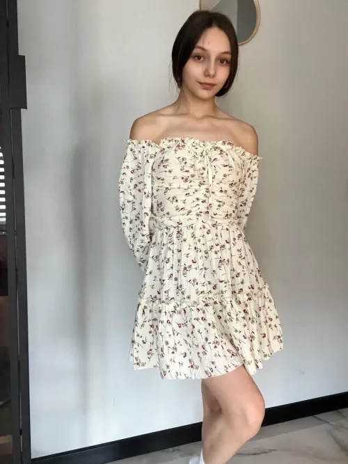 Thumbnail GracefulJewel Shows Off Her Pretty Face in classygirls