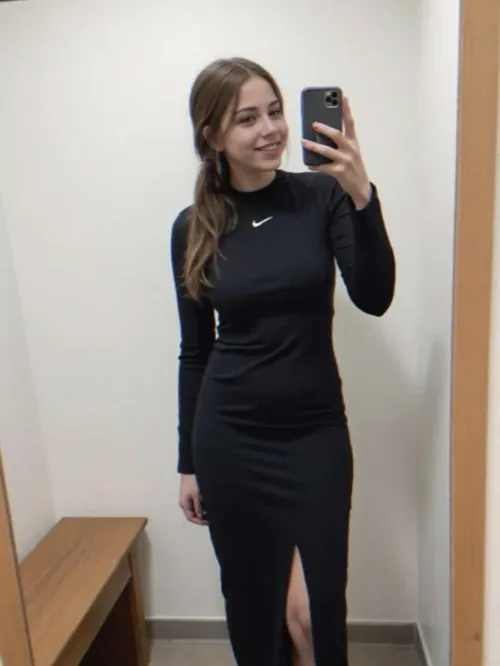 Thumbnail diaz_aamaia Shares the Right Size Selfie