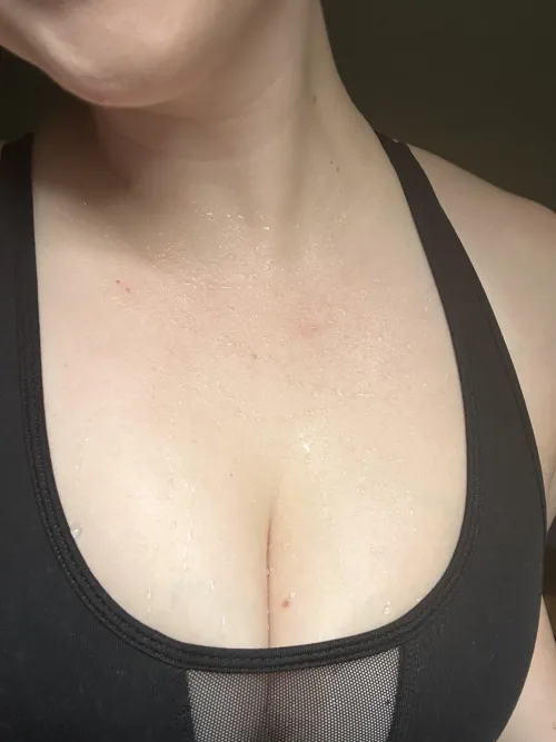 Thumbnail CalmySalmy Discusses the Excitement of Cleavage in TotalBabes Topic