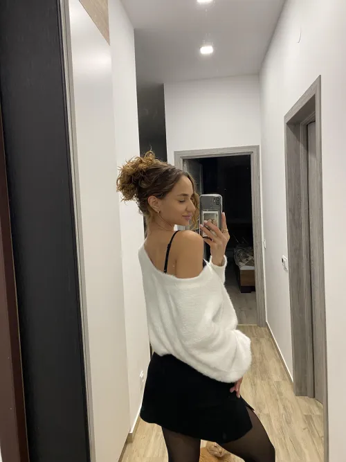 Thumbnail Knohno: Embarking on a Sensuous Mirror Selfie Adventure
