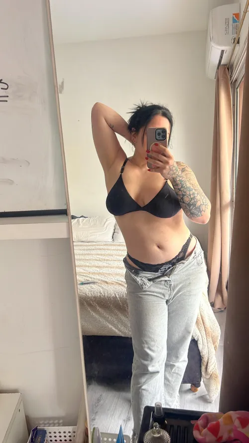 Thumbnail Carlaanto88's Sensual Offer: Lick and Spit Armpit Adventures