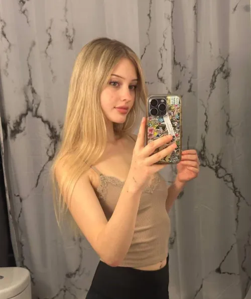 Thumbnail ThatcutieLuna Inspires with a Motivational Mirror Selfie