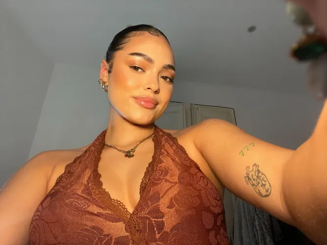 Thumbnail curvysweetpie's Radiant Selfie: Sharing Smiles and Classy Vibes