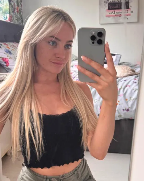 Thumbnail Cutting It Close with Style - Explore Trendy Looks with Scarletteee1 for Croptopgirls