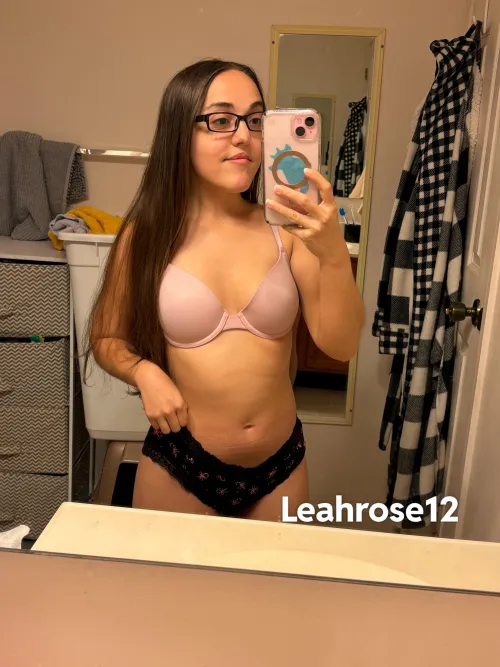 Thumbnail Cute or Hot: Discovering Leahrose_12's Smallboobs