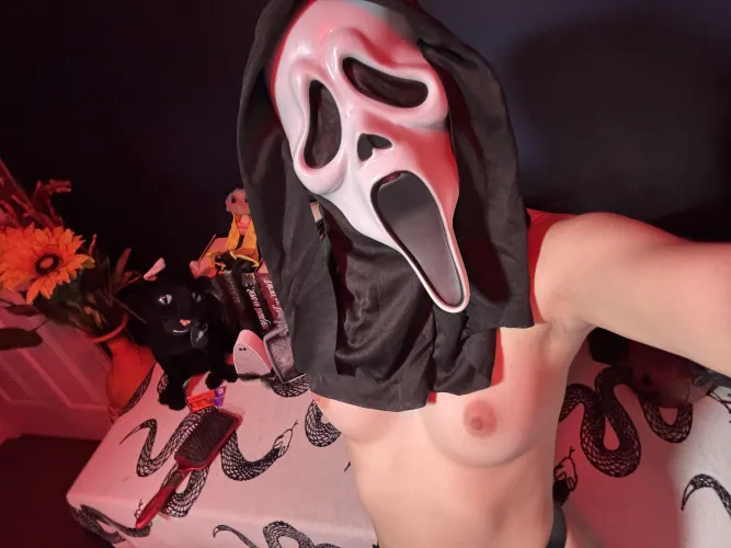 Thumbnail Iambatmansbff: Ghostface's Bold Boob Moments