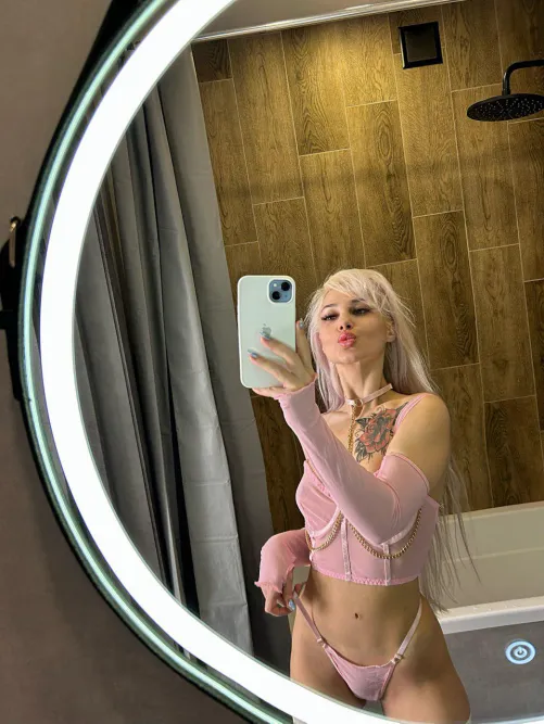 Thumbnail WhiteBunnyGrl: Intimate Mirror Selfie Invitation