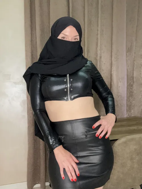 Thumbnail Perfect Date Outfit: AlluringCutie Shines in Shiny Attire