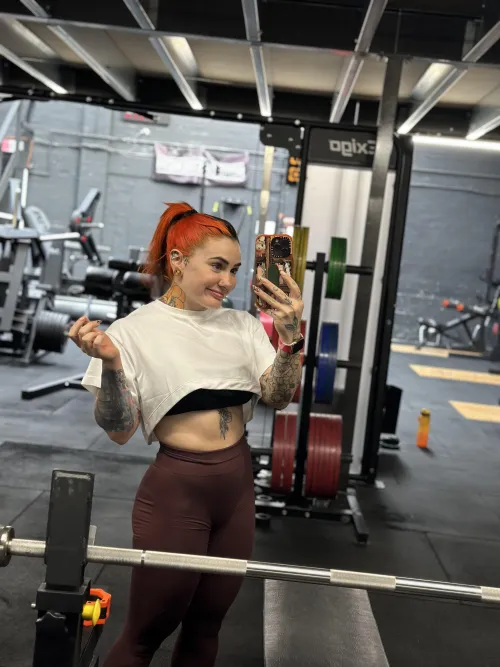 Thumbnail Power_midget Shares Love with a Cute Gym Selfie
