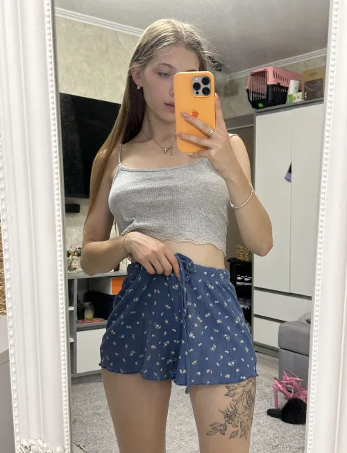 Thumbnail Cozy Style: 'It's Me in My Comfy Pajamas' Shared by apple_only_