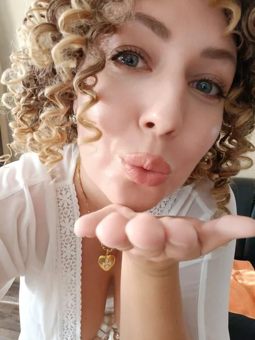 Thumbnail napalmshawty's Lucky Kiss: A Downblouse Revelation