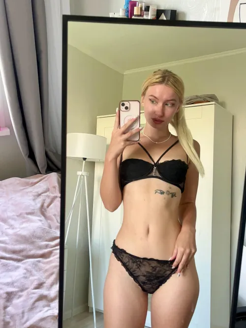 Thumbnail Fantasy Reflections: Lilyl_l's MirrorSelfie Adventures