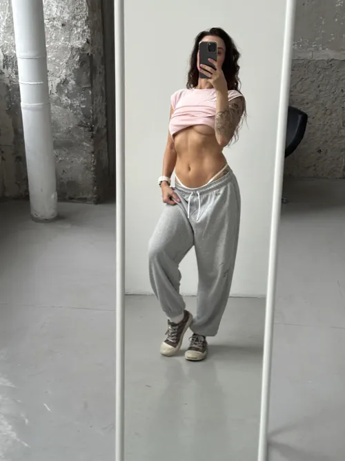 Thumbnail machiatobabyyy Keeps it Simple and Sexy in Mirror Selfies Gallery