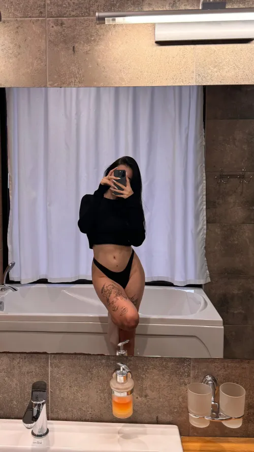 Thumbnail Hot or Cute: MirrorSelfie by MayitoGonzal