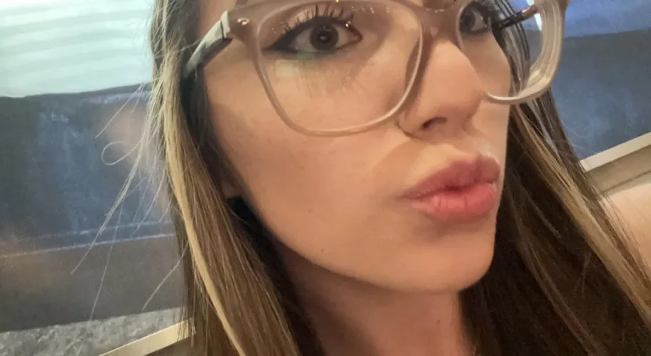 Thumbnail Am I Your Type? Exploring Nude Selfies with _talyyyya_