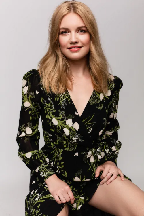 Thumbnail Sara Ball: Exploring Beauty and Style with book-mark