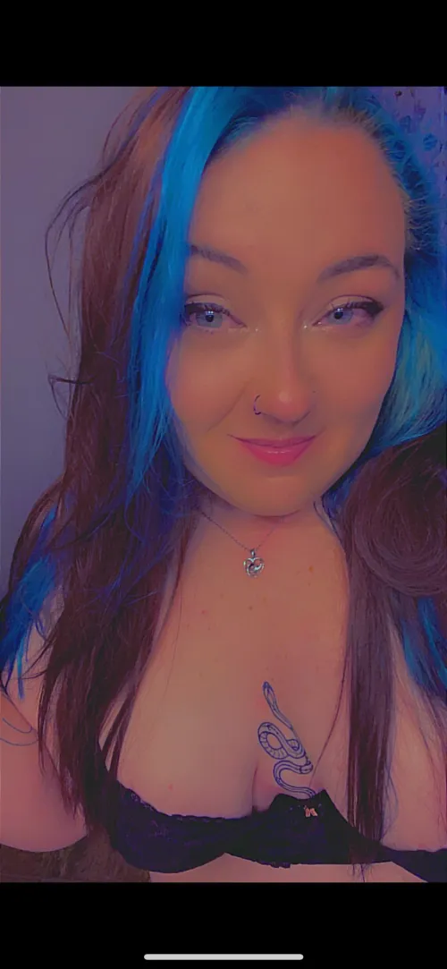 Thumbnail Ghostiegirl96 Rocks Blue Hair: A BBW Statement