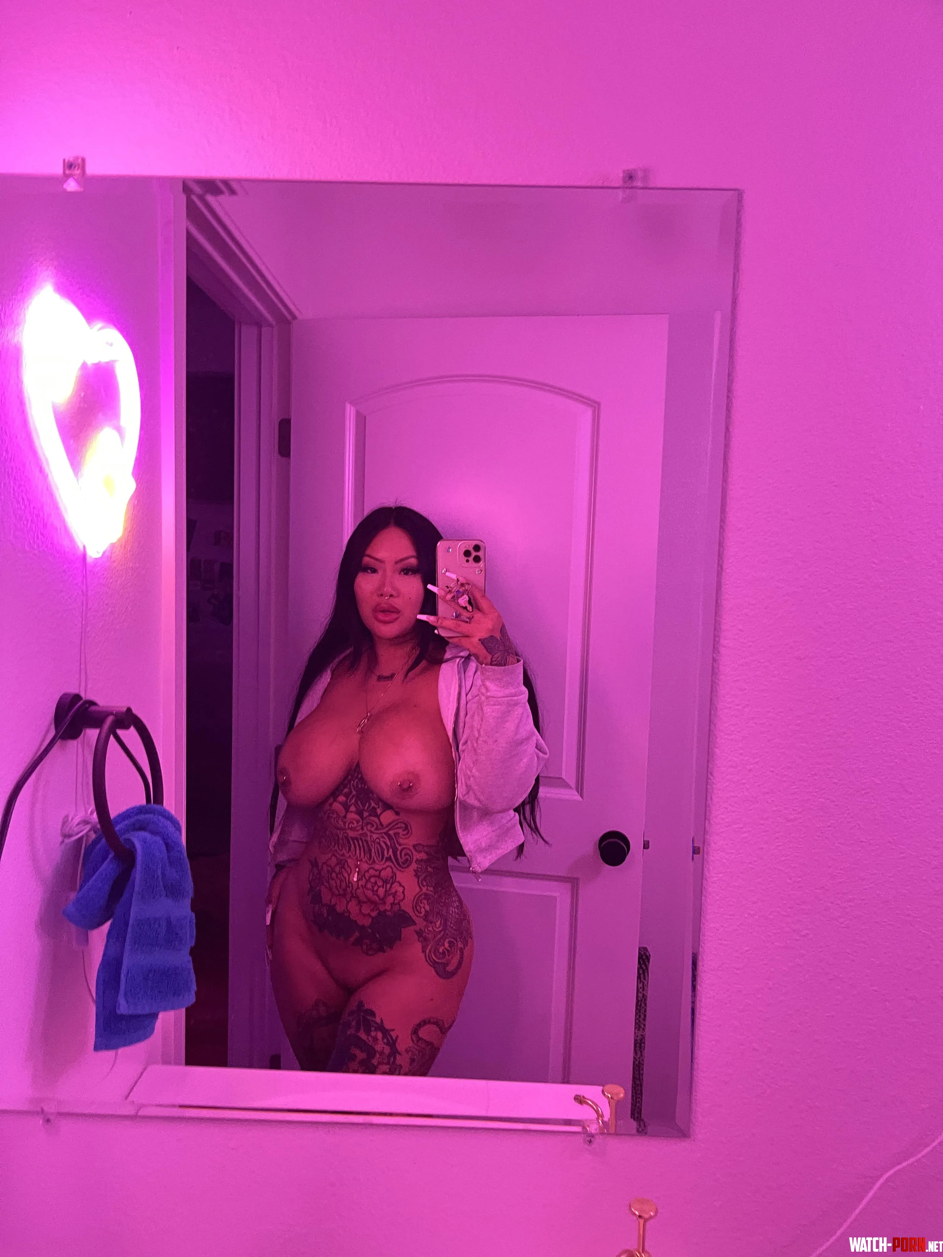 This color can surely give a seducey vibe  by connperignon