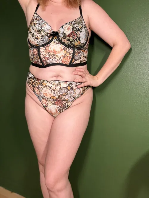 Thumbnail F38 Amateur MILF: Embracing the Squirting Goddess Within