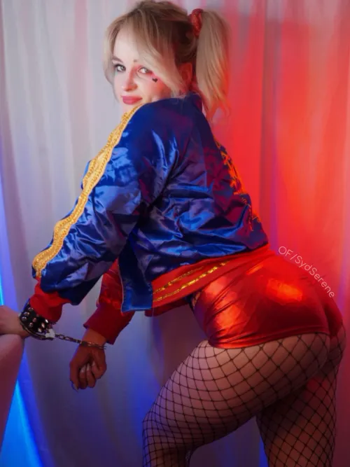 Thumbnail Harley Quinn Cosplay: Syd Serene's Captivating Style