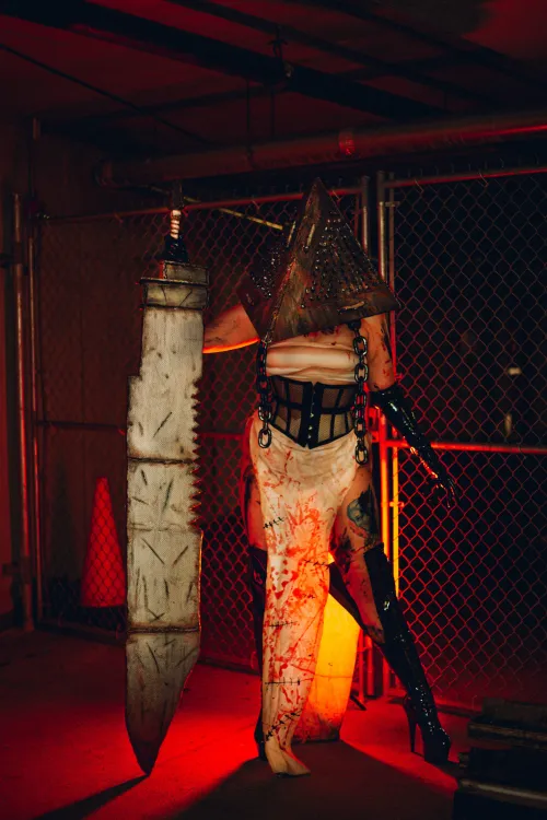 Thumbnail Pyramid Head Cosplay by Villanarei | VillanareiReddit