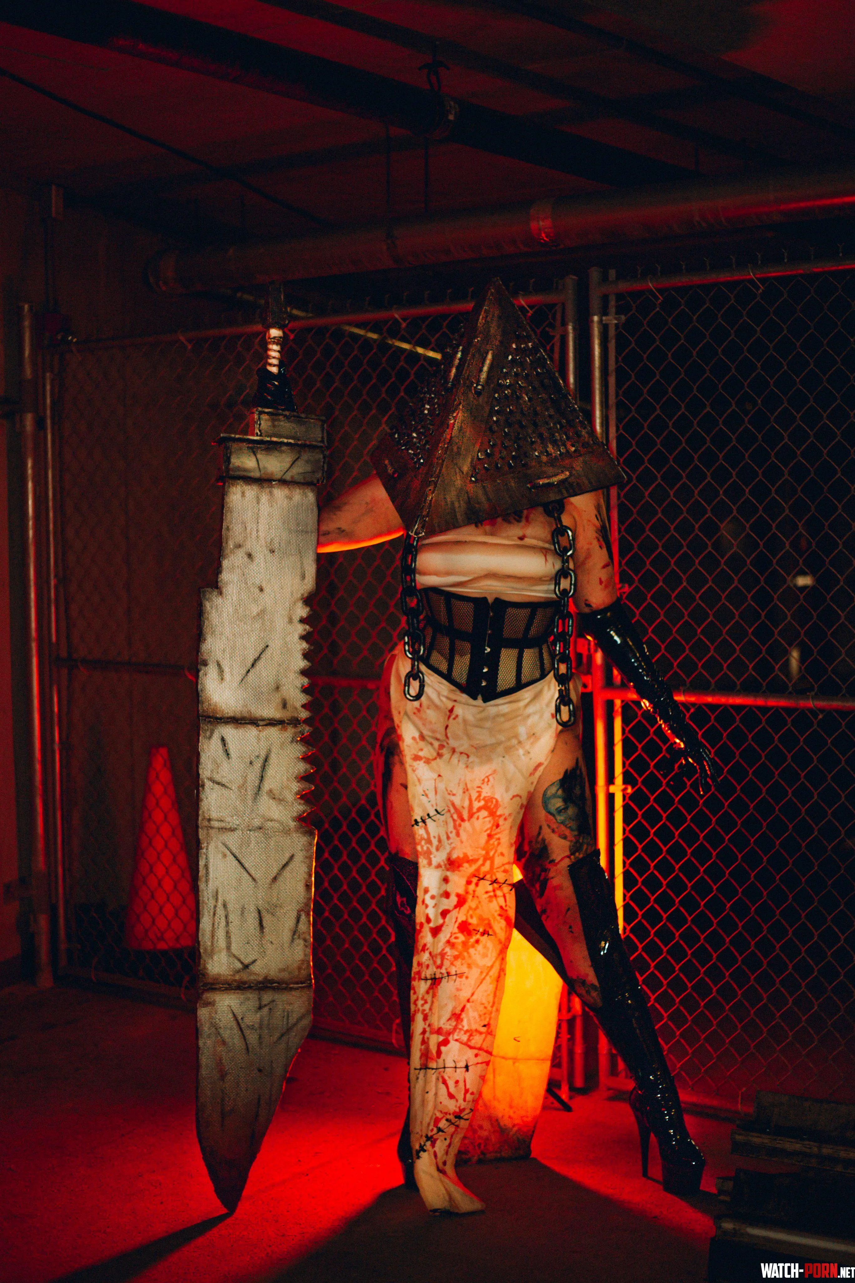 Pyramid Head cosplay by Villanarei by VillanareiReddit