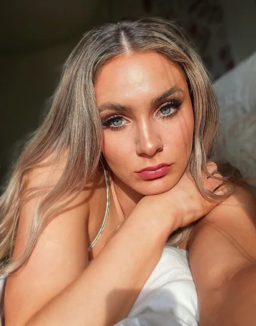 Thumbnail Olivia Knowles: Allure and Charm | Pretty Girls Category