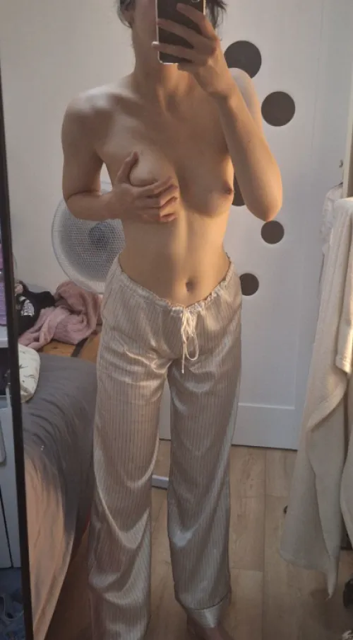 Thumbnail Cute & Ready to Serve: thirneor's Tempting Offer