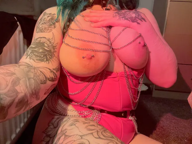Thumbnail Embracing the Mommy Role: Mialkshake's Provocative Persona