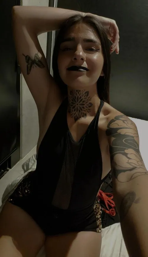 Thumbnail Attraction of 23-Year-Old Armpits: Dark_1478's Intriguing Inquiry