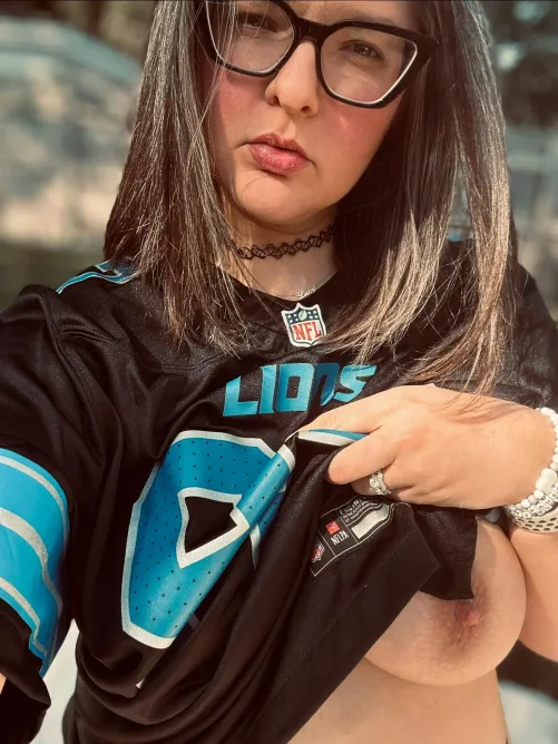 Thumbnail laceandlegs224's Spirited Weekend: Amateur MILFs' Lion Pride