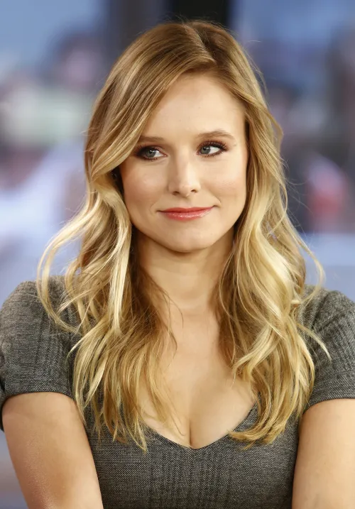 Thumbnail Kristen Bell's Timeless Elegance | Gentlemanboners