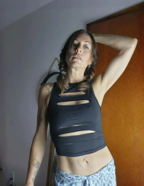 Thumbnail Hot Cropped Chic: wondermilff's Fun Shirtless Style